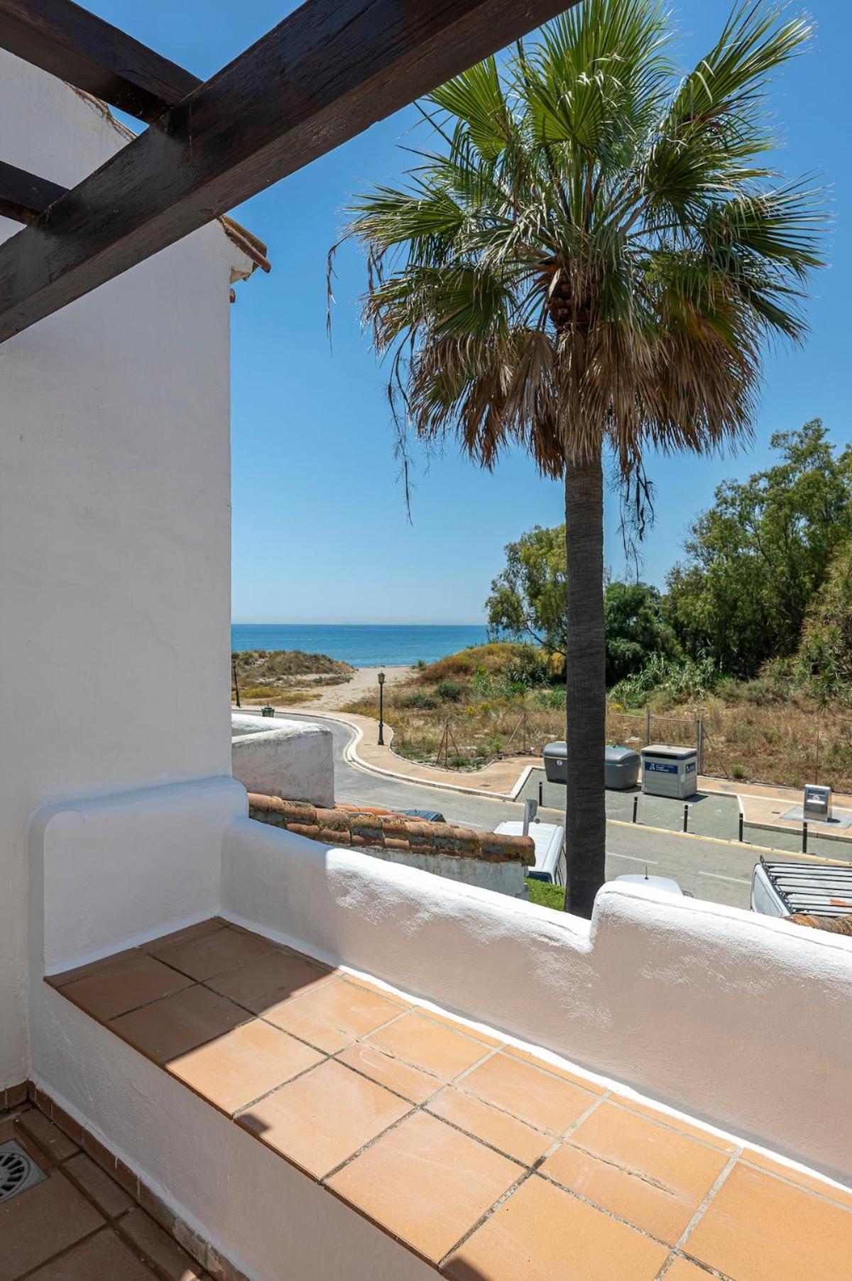 Bright With Swimming Pool And Close To Sea Casa vacanze *