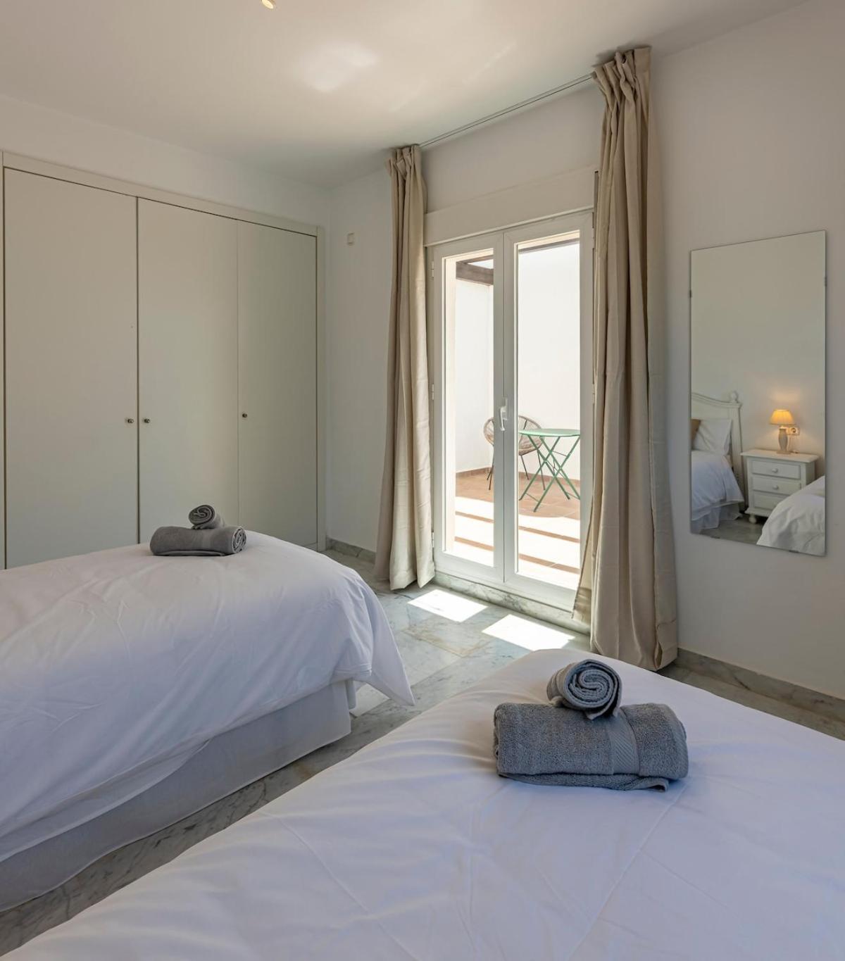 Bright With Swimming Pool And Close To Sea Marbella