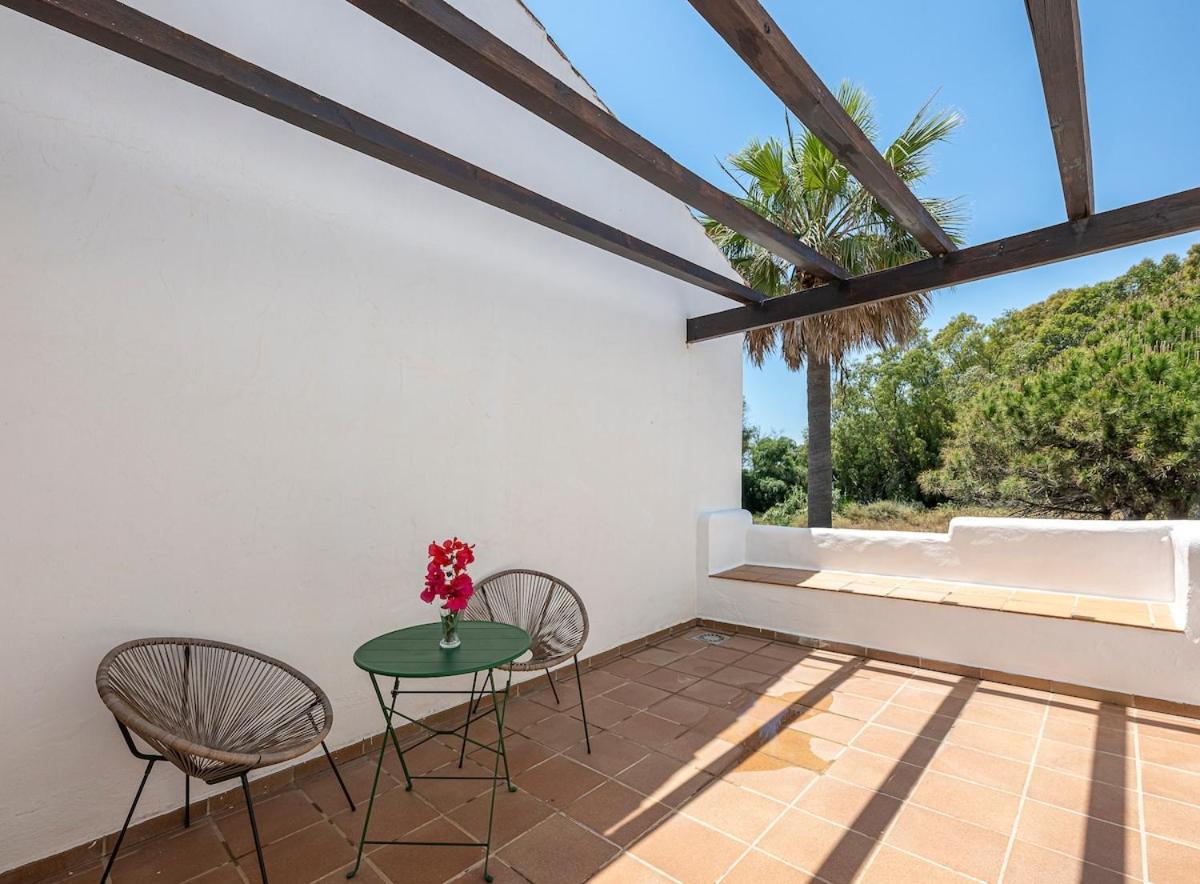Bright With Swimming Pool And Close To Sea Casa vacanze