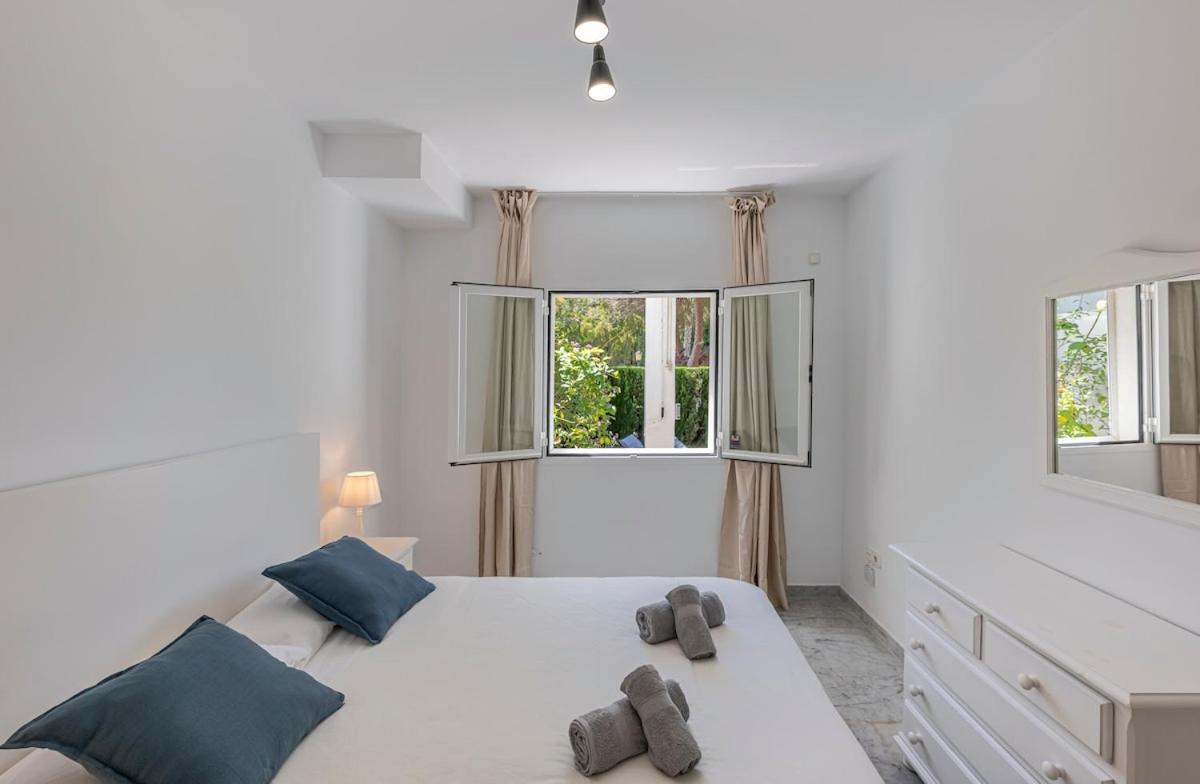 Bright With Swimming Pool And Close To Sea Casa vacanze