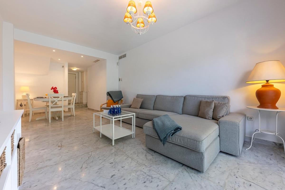 Bright With Swimming Pool And Close To Sea Casa vacanze