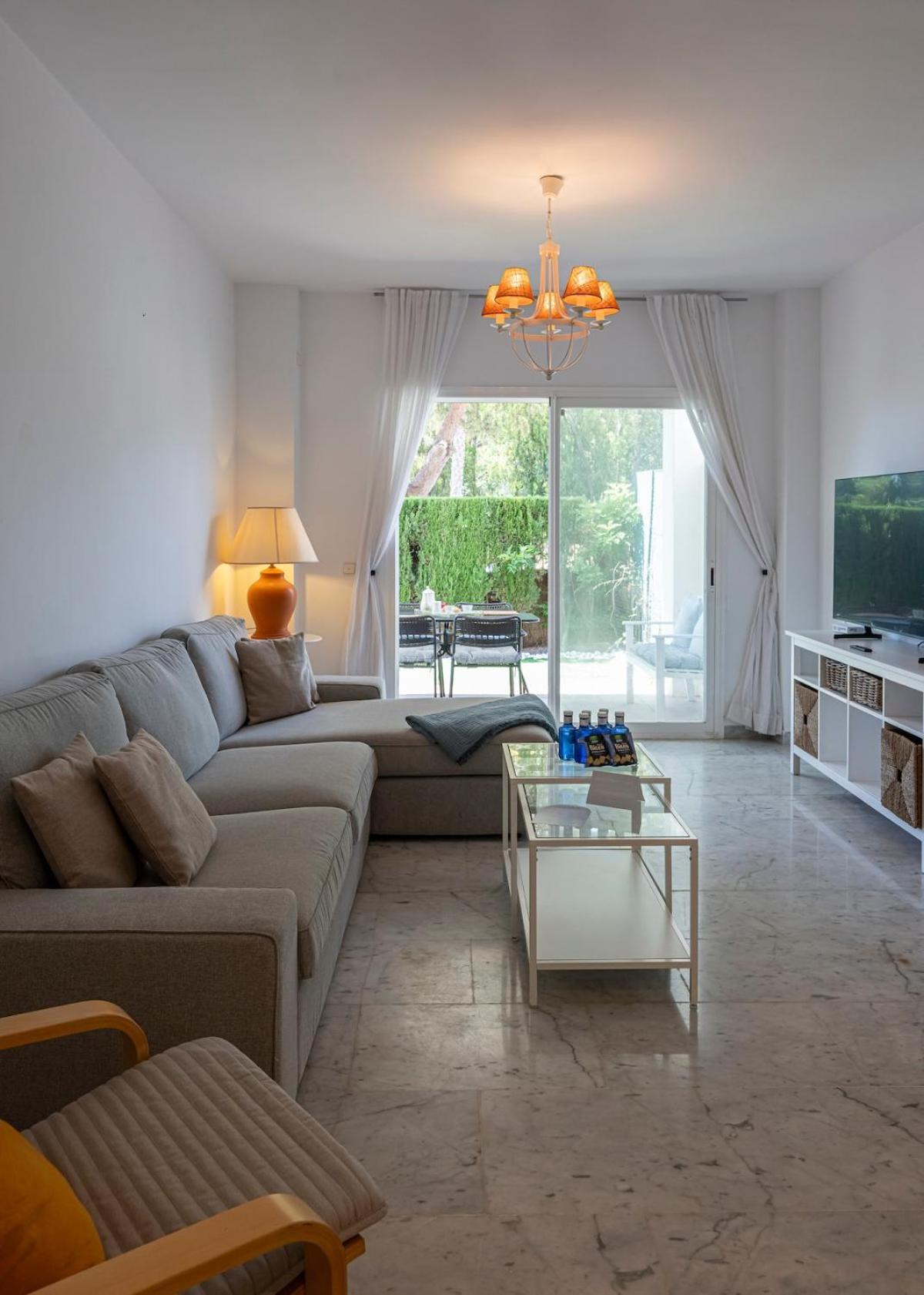 Bright With Swimming Pool And Close To Sea Casa vacanze *
